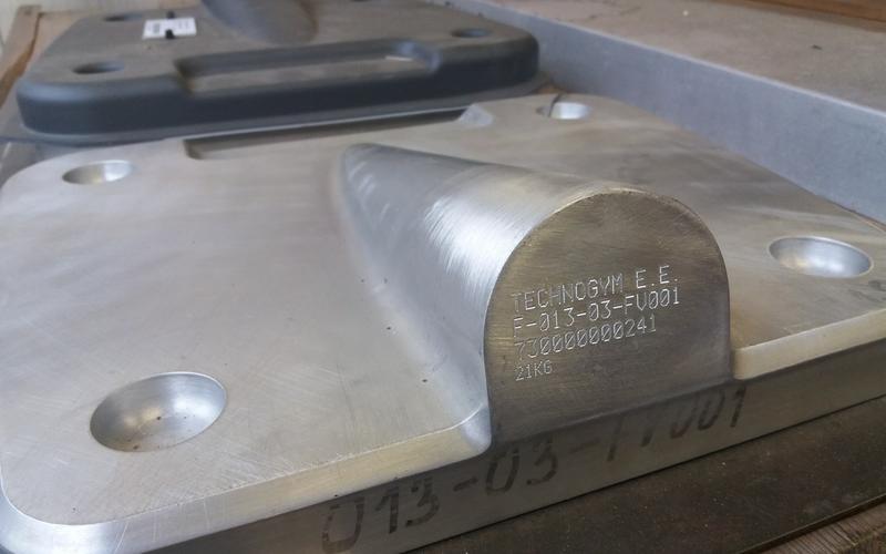 Popisky černou fixou nahradilo značení mikroúderem. Díky tomu je na formě mnohem víc potřebných údajů.