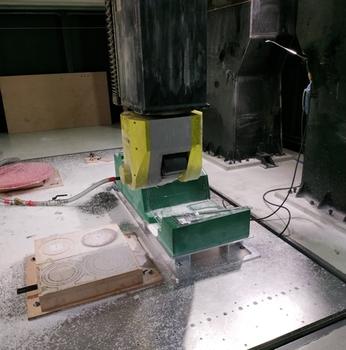 Zařízení pro ořez dílů do finálního tvaru.