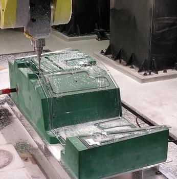 Finální ořez ohýbaného plastového dílu před značením.