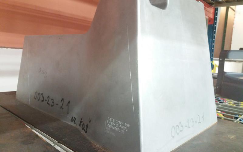 Aby v Promens mohli označit i velké a těžké formy, potřebovali přístroj, který snadno přenesou.