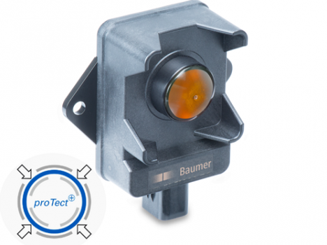 Odměřovací radarový snímač Baumer R600 v odolném plastovém pouzdře určený pro integraci do nákladních aut.