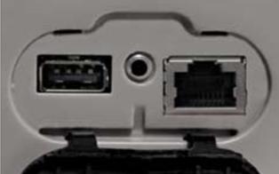 Integrované USB rozhraní s ochranným krytem.