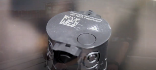Vyznačený DMC kód vláknovým laserem REA JET FL na elektroinstalačním pouzdru.