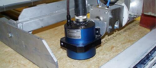 Značení na hranách desek technologií REA JET DOD