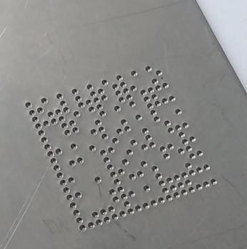 DataMatrix kód o rozměrech cca 16x16 mm vyznačený FlyMarkerem mini STATION na nerezový štítek.