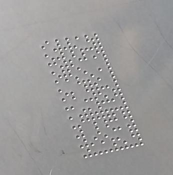DataMatrix kód o rozměrech cca 20x10 mm vyznačený MV5 VU2 na nerezový štítek.
