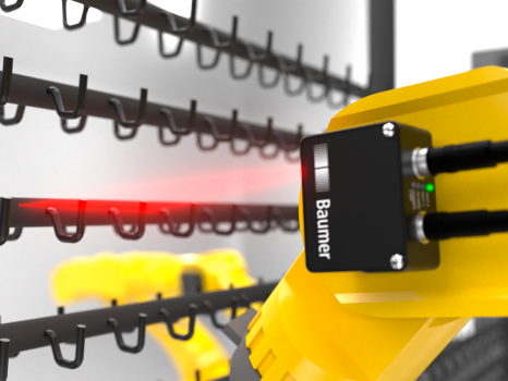 Precizní polohování robotů: Snímač Baumer OXM200 měří polohu háků na závěsném zařízení a poté naviguje rameno robota s přesností na správnou polohu pro upevnění vstřikovaných dílů. Kompaktní, lehké pouzdro a zjednodušená kabeláž (jednokabelové řešení přes Power over Ethernet pro napájení a přenos dat) zajišťují požadovanou flexibilitu u pohyblivého ramene robota. Snadná integrace umožňuje rychlé uvedení do provozu.