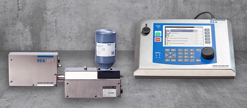 REA JET GK je rychlý bezkontaktní značicí systém, který umožňuje jednoduše značit velké množství textů, znaků, 1 a 2D kódů nebo grafických prvků ve vysokém rozlišení na porézní a savé povrchy. Vhodný i pro velkoformátové značení.