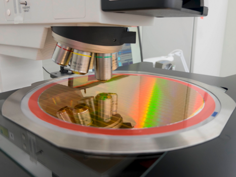 Měření křemíkové destičky pro výrobu elektroniky.