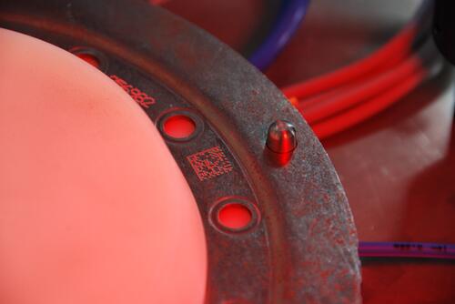 Datamatrix kód na železném dílu (značicí zařízení MARKATOR MV5 VU2/VU4).