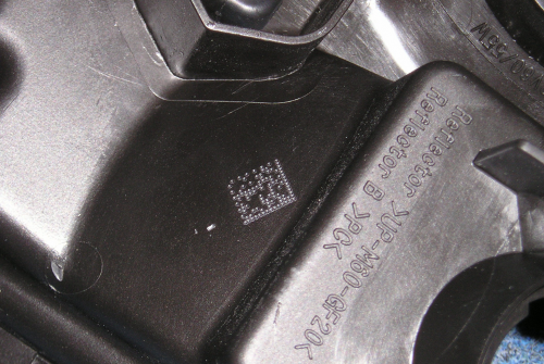 Datamatrix kód  na plastovém dílu (značicí zařízení MARKATOR MV5 VU2/VU4).