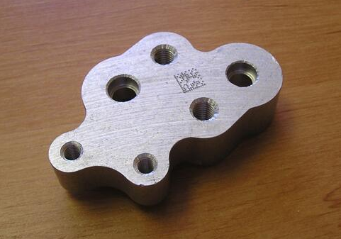 Datamatrix na hliníkovém dílu (značicí zařízením FlyMarker mini STATION).