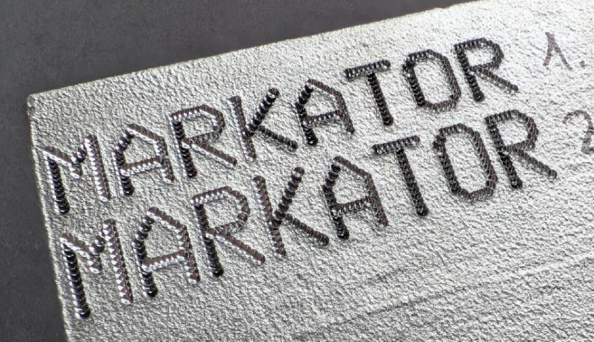 Ukázka trvalého a hlubokého označení kovového dílu mikroúderem.