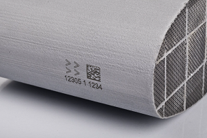 Bezkontaktní tisk DataMatrix kódu na filtr technologií REA JET HR.