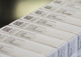 Bezkontaktní tisk DataMatrix kódu na papírové obaly technologií REA JET HR.