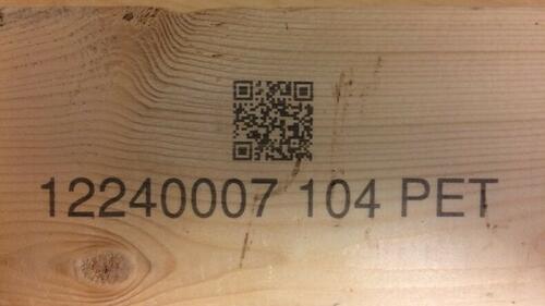 Bezkontaktní tisk QR kódu na dřevo technologií REA JET HR.