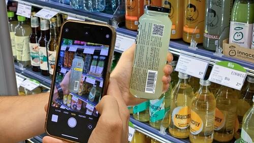 Bezkontaktní tisk QR kódu na plastové etikety technologií REA JET HR.