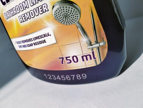 Kontrastní laserové značení PET obalů.