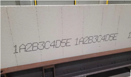 Značení alfanumerických znaků na beton.