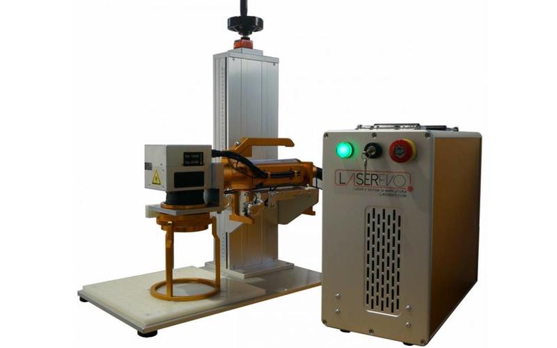 Univerzálně použitelný pulsní vláknový laser GOLD LINE pro stolní a ruční značení.